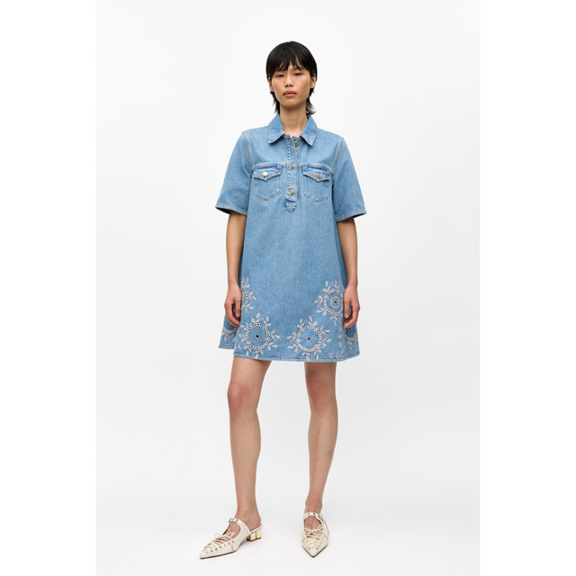 Ganni – Minikleid aus Denim mit Lochstickerei