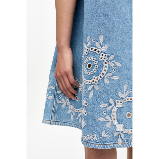 Ganni – Minikleid aus Denim mit Lochstickerei