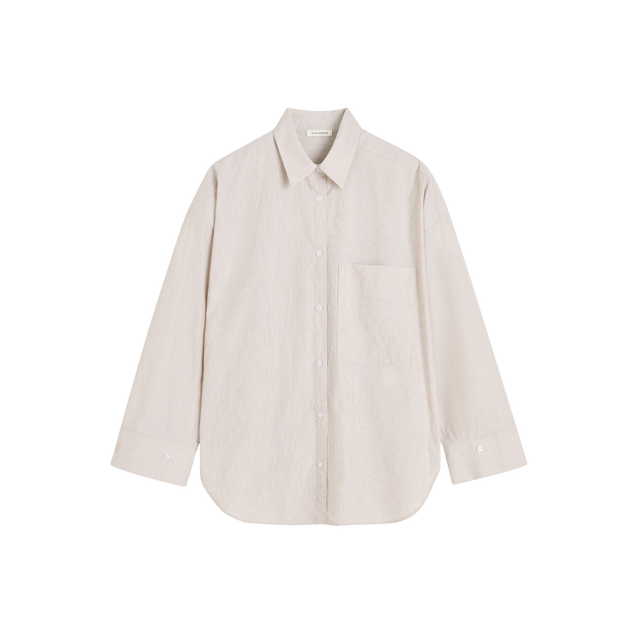 Elegant beige stribet skjorte fra By Malene Birger i klassisk snit med lange ærmer og knaplukning foran.