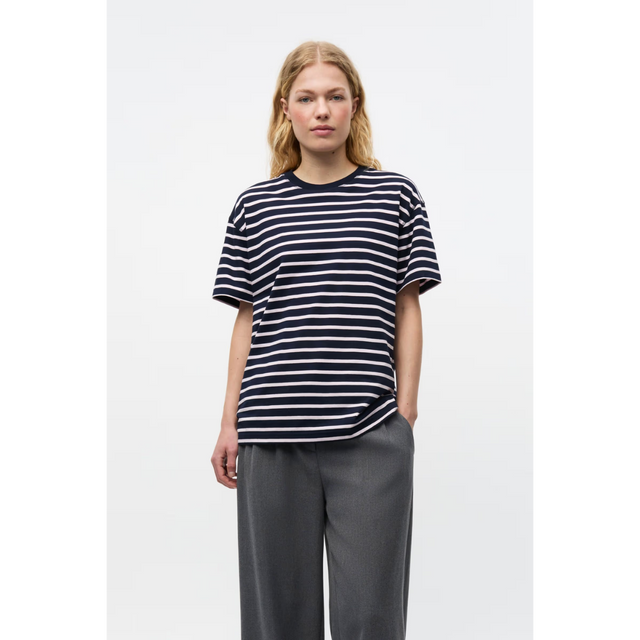 Kulla t-shirt i stribet navy farve fra envii - model