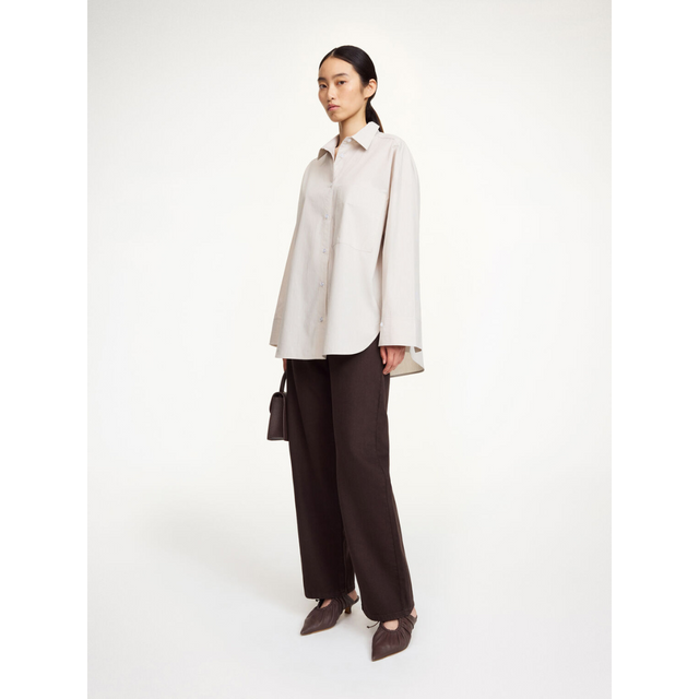 Klassisk beige stribet dameskjorte fra By Malene Birger – elegant og tidløs stil