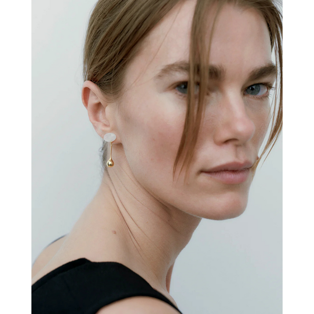Datura Drop Earrings i guld fra Ragbag - model