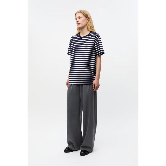 Kulla t-shirt i stribet navy farve fra envii - helfigur foran