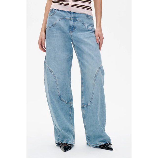 Napolen barrel jeans fra Baum und Pferdgarten - model