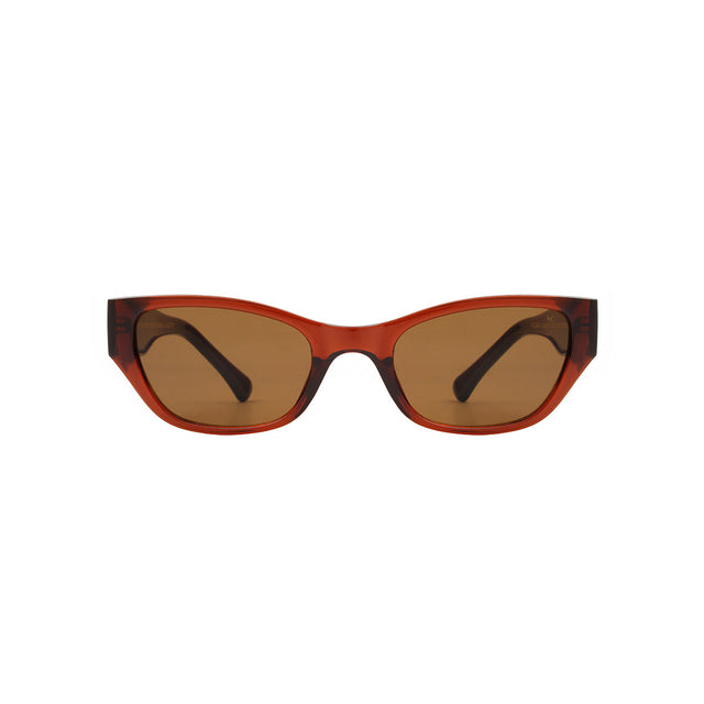 A.KJÆRBEDE Solbriller Kanye Brown Transparent  Kanye er den ultimative fashionbrille, med deres smalle kantede look. Sæt prikken over i'et på dit outfit med Kanye solbrillen.   Solbrillen har UV 400 beskyttelse, polykarbonat linser, 5 barrel højkvalitets optiske hængsler.   Stylenummer: KL2109
